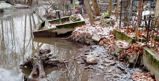 Река Красненькая подтапливает старейшее кладбище Петербурга