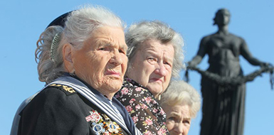 Инвалидов-блокадников приравняют к участникам боевых действий